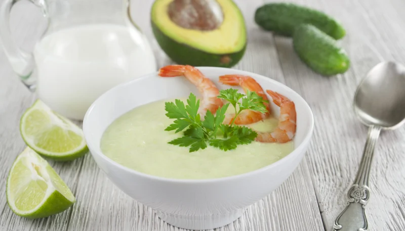 Soupe froide au concombre et à l'avocat