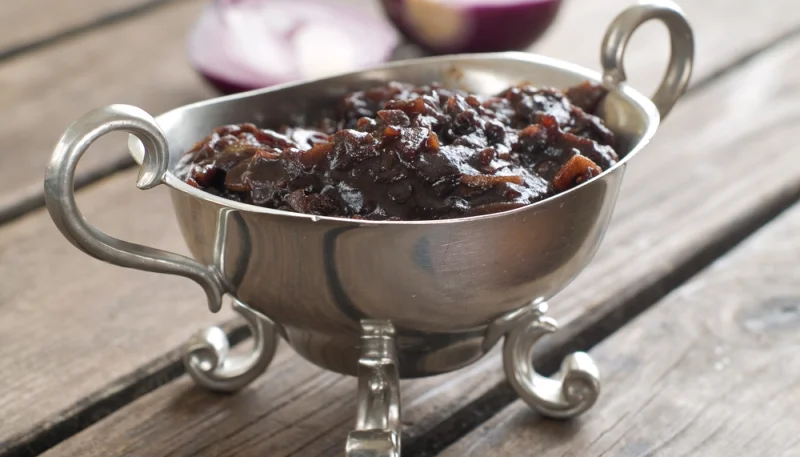 Confit d'oignons à la vergeoise et foies de volaille