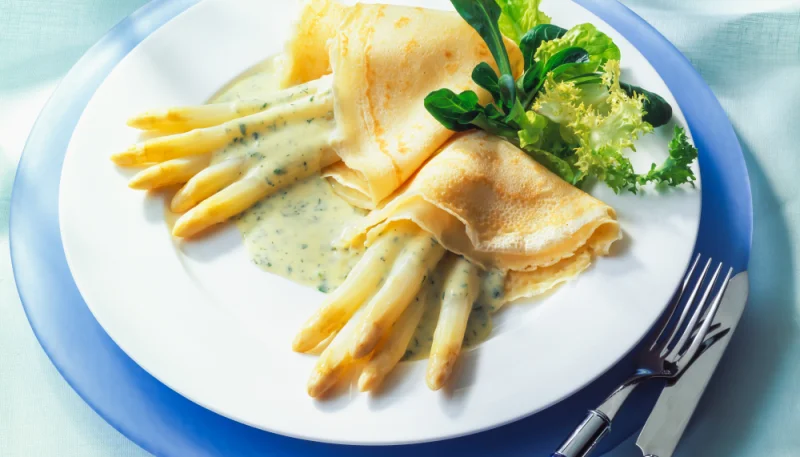 Crêpes aux asperges et sauce au chèvre