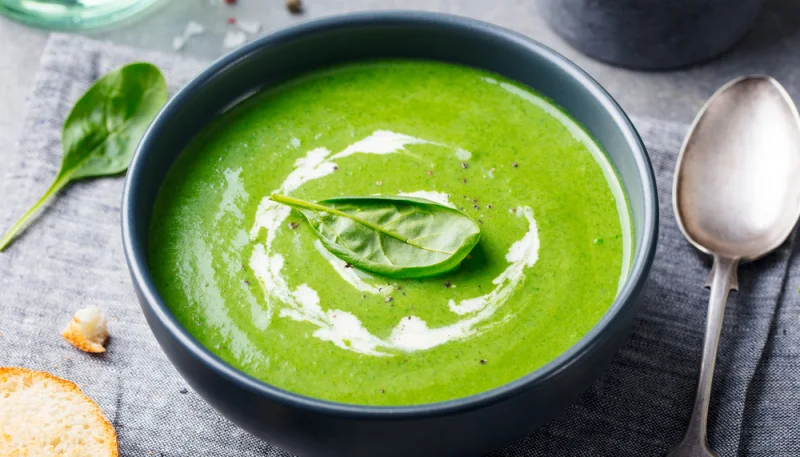 Soupe d'épinards frais