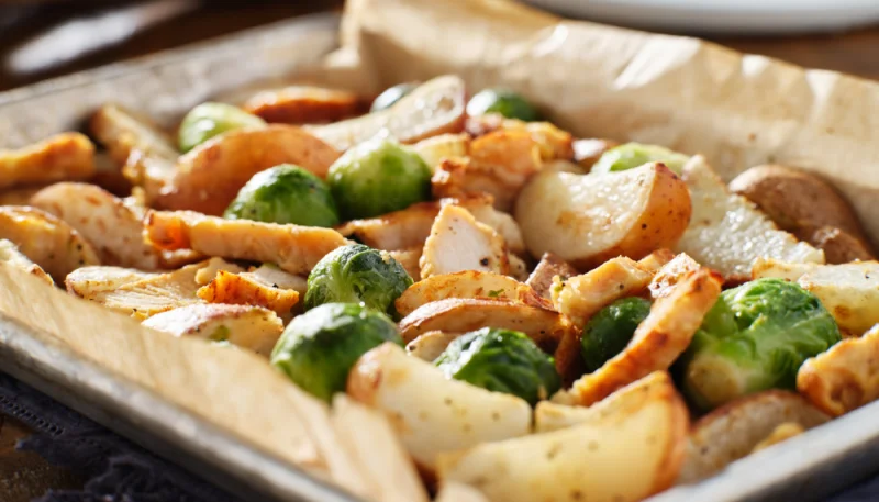 Sauté de poulet aux pommes et aux choux de Bruxelles