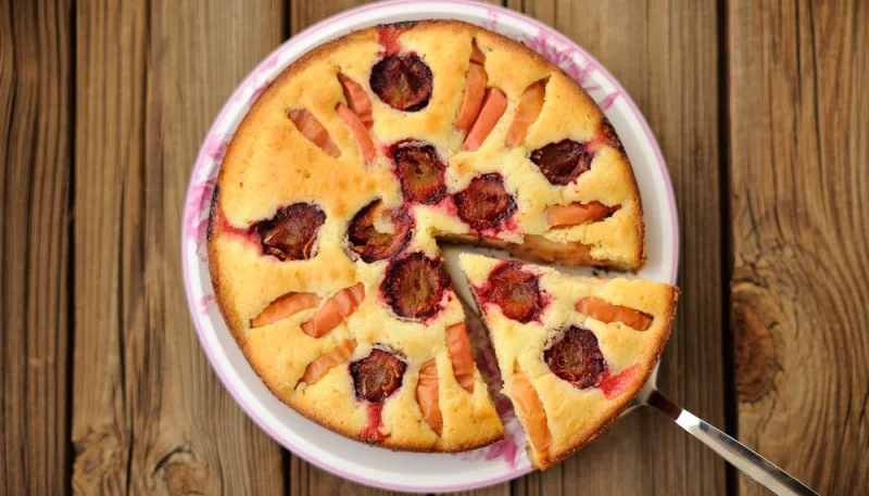 Tarte aux pommes et aux pruneaux
