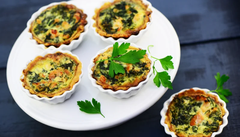 Mini quiches au saumon, oseille et épinards