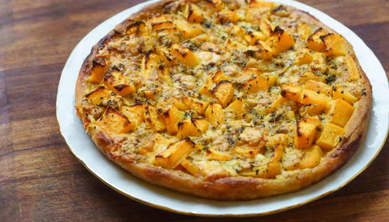 Pizza à la patate douce, fromage de chèvre et miel