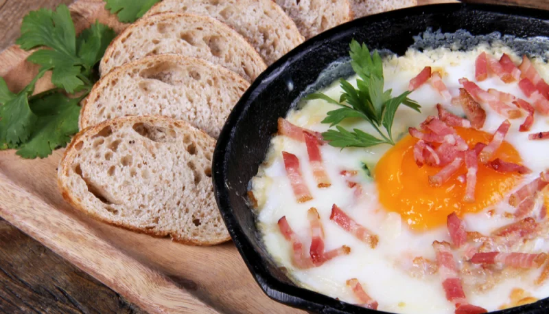 Œuf cocotte au lard grillé