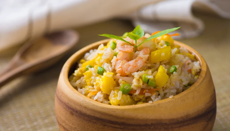 Salade de riz aux crevettes et ananas