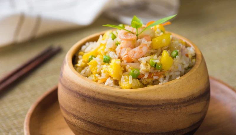 Salade de riz aux crevettes et ananas