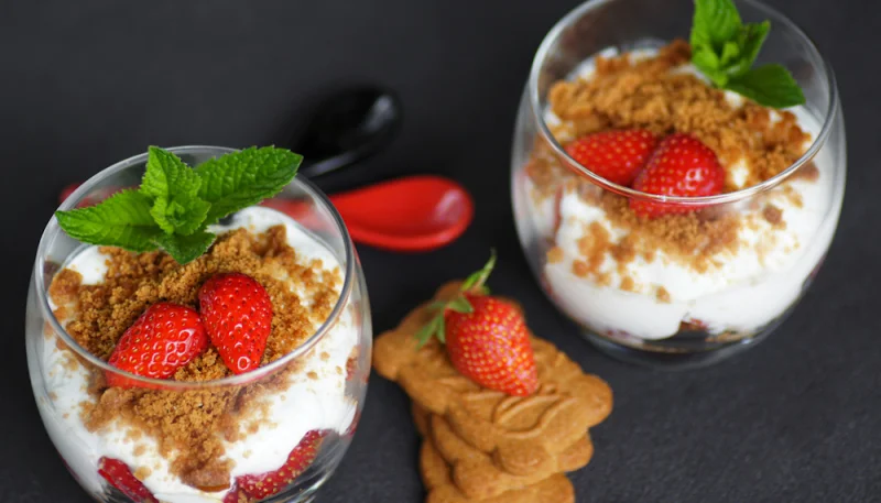 Verrines de crumble aux fraises