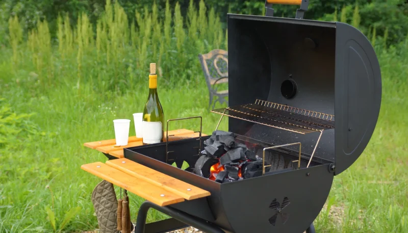 Les barbecues à charbon les plus performants pour un été réussi