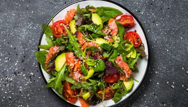 Salade de saumon au sésame et légumes