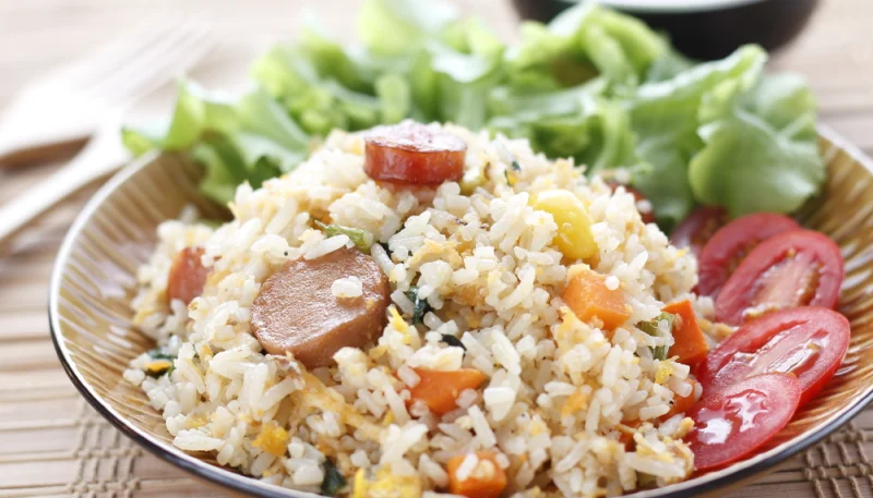 Salade de riz aux saucisses de Francfort et légumes