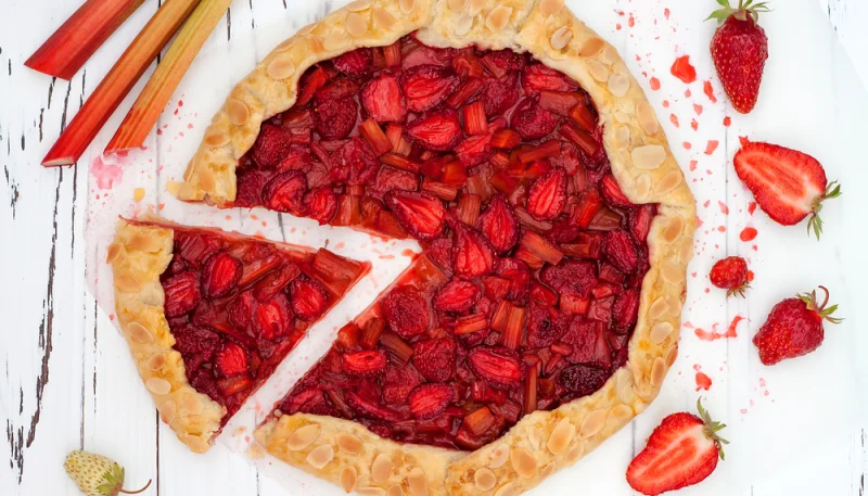 Tarte rustique fraise rhubarbe