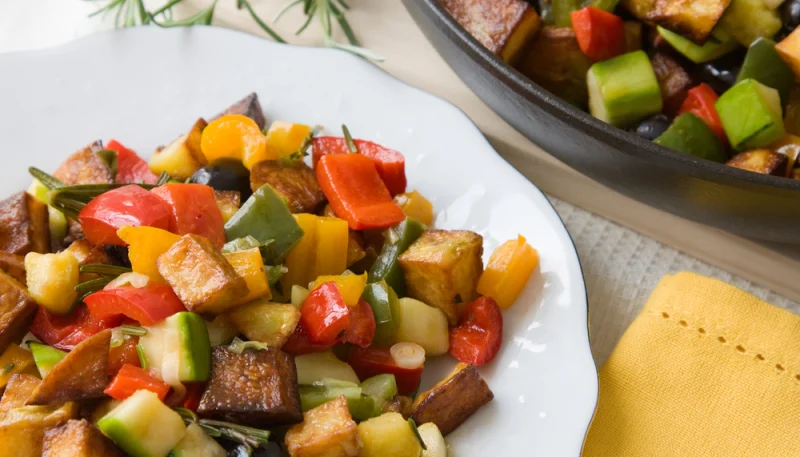 Salade de pommes de terre, aubergines, courgettes, et poivron