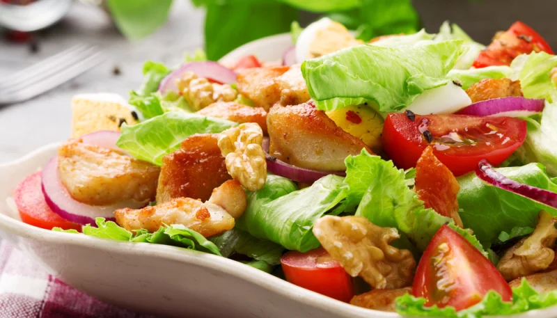 Salade de poulet et sauce au yaourt