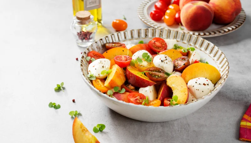 Salade caprese aux pêches