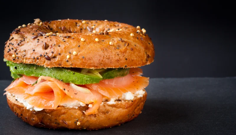 Bagel au saumon et avocat