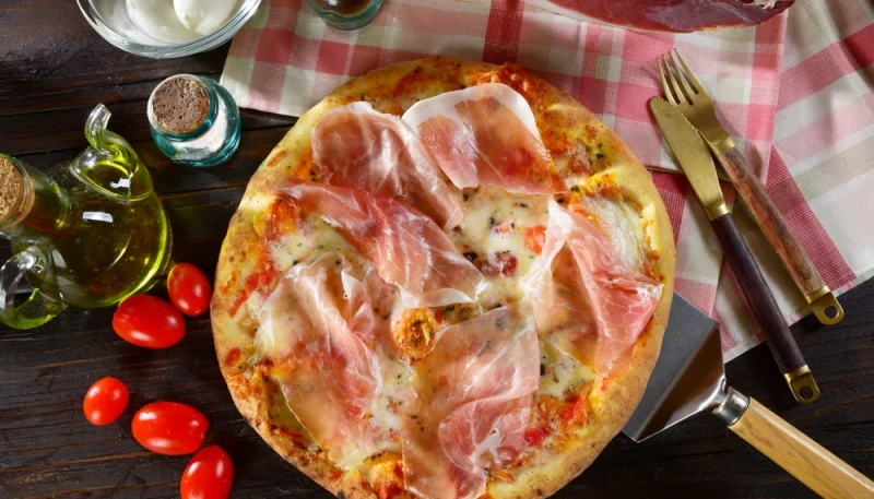 Pizza au jambon cru