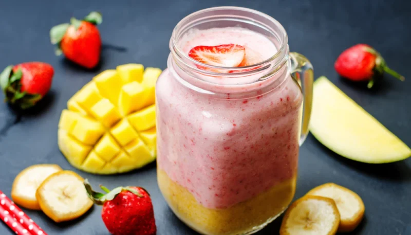 Smoothie fraise, mangue et banane