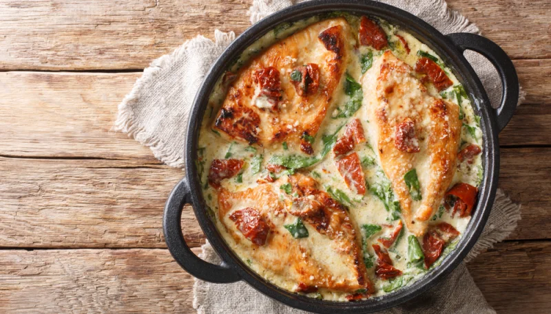 Escalope de poulet aux tomates séchées et épinards