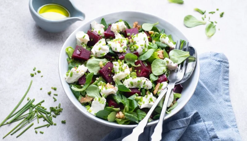 Salade de betterave, chèvre et mâche