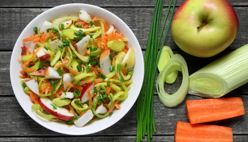 Salade de poireaux, carotte et pomme