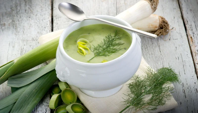 Soupe de poireaux et pommes de terre à l'ail