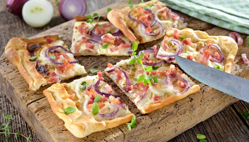 Tarte flambée bacon oignons rouges