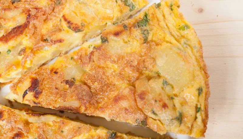 Omelette aux pommes de terre et aux herbes