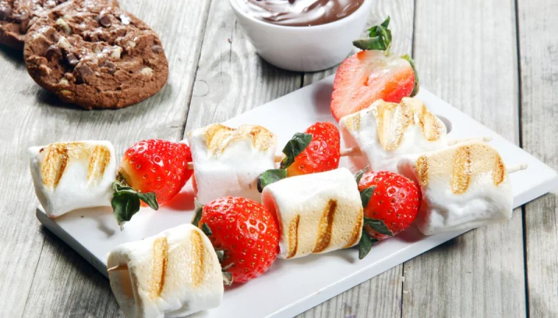 Brochettes de fraises et marshmallows