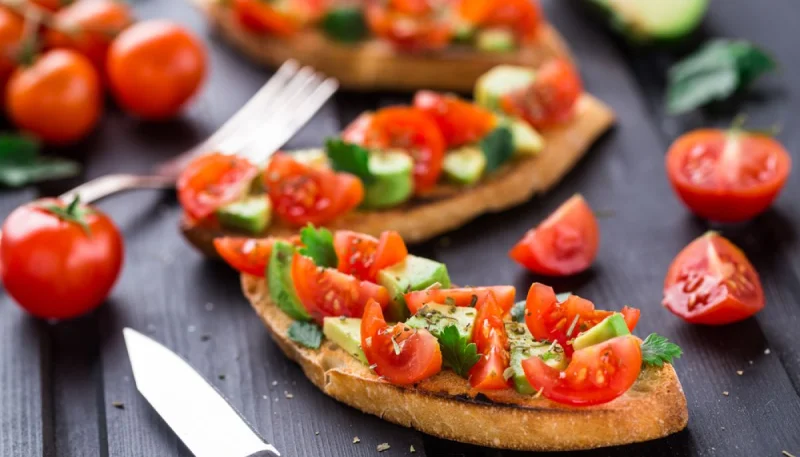 Bruschetta aux avocats et tomates