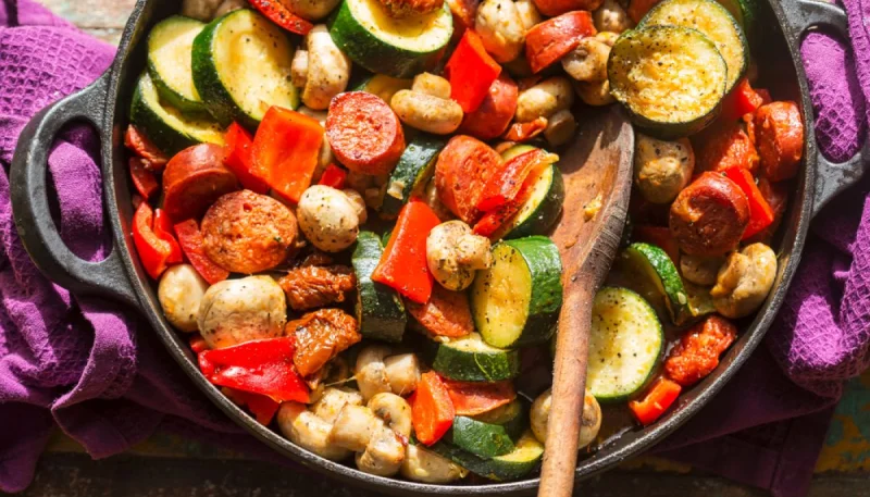 Chorizo sauté avec des courgettes