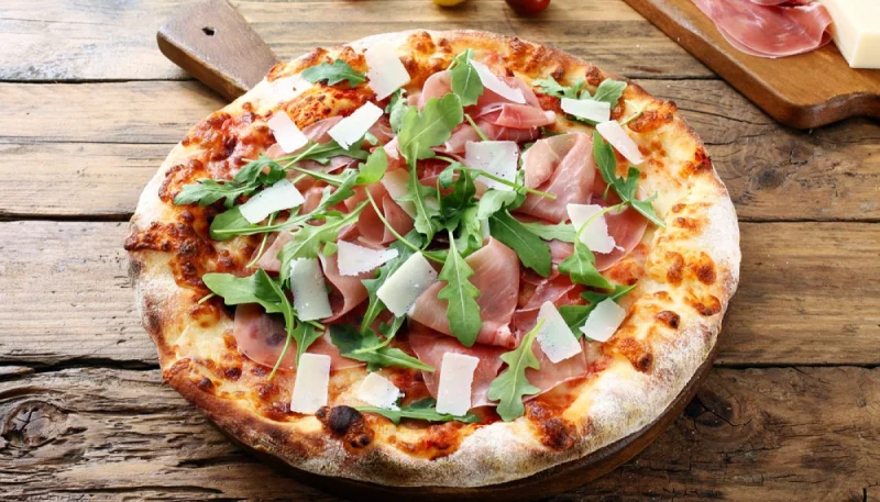 Pizza à la roquette et prosciutto