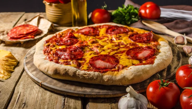 Pizza au chorizo et poivrons