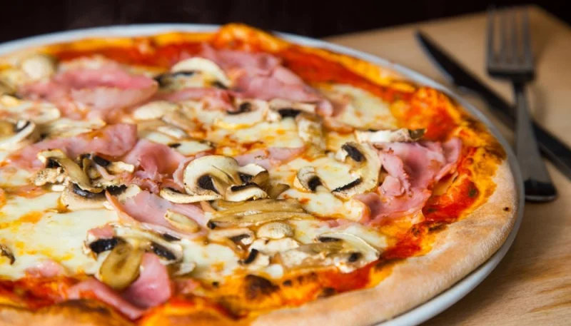 Pizza au salami piquant