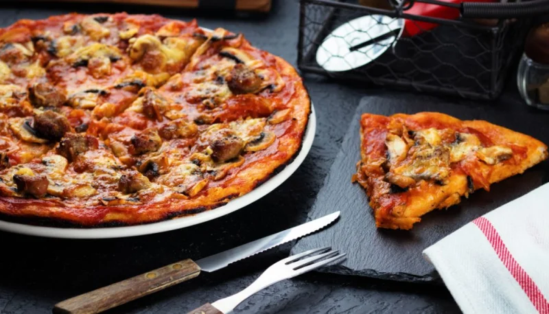 Pizza maison au chorizo et aux champignons