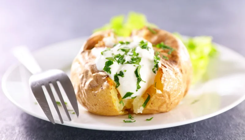 Pommes de terre en robe des champs avec sauce au fromage
