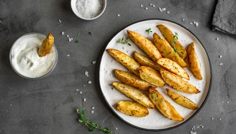 Pommes de terre rôties au four avec des herbes