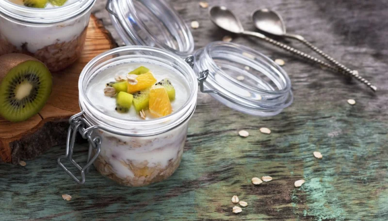 Porridge au kiwi, à la noix de coco et à l'ananas