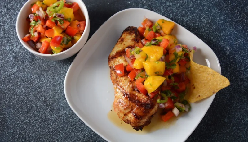 Poulet grillé avec salsa de fruits