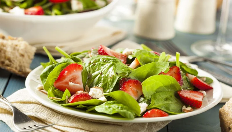 Salade d'épinards aux fraises et noix