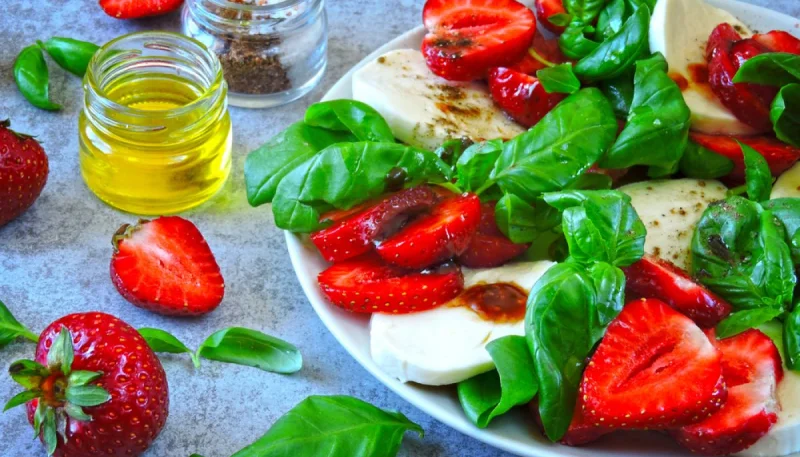 Salade de fraises, basilic et mozzarella