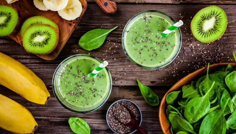 Smoothie vert au kiwi, épinards et banane