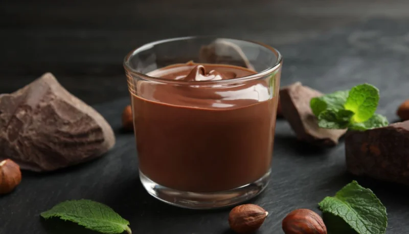 Mousse au chocolat noir et noisettes