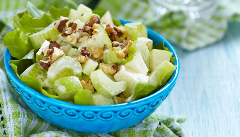 Salade de céleri, pomme et noix