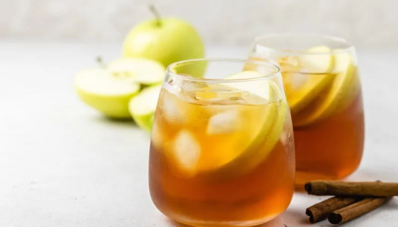 Cocktail sans alcool à la pomme et cannelle