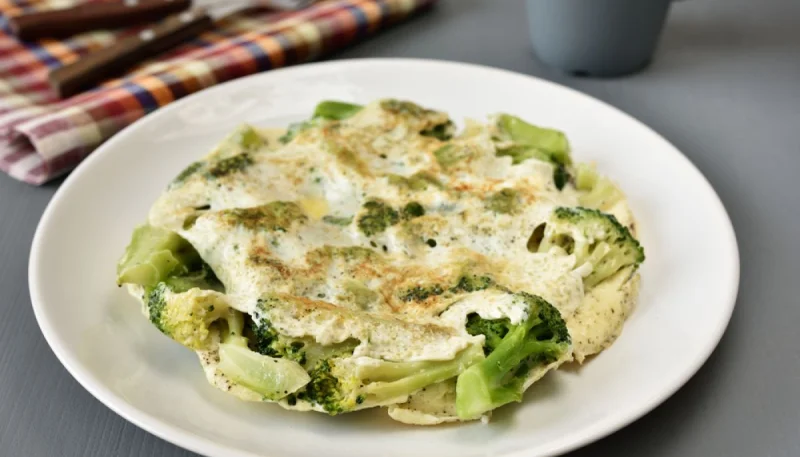 Omelette au brocoli et fromage frais