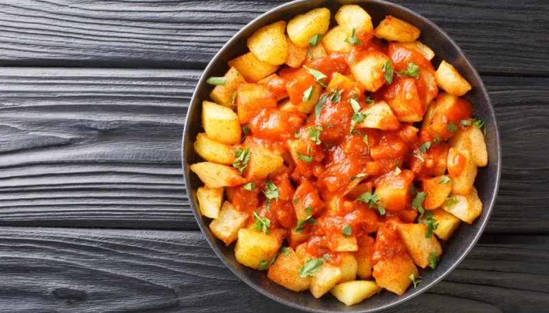 Patatas bravas avec sauce tomate