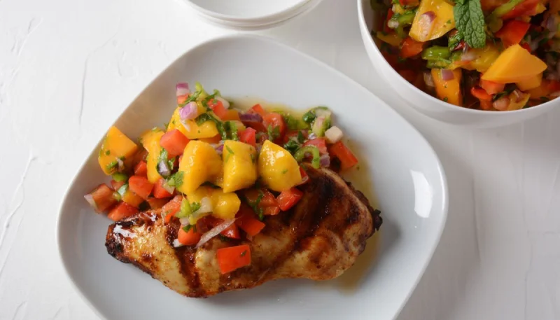 Poulet grillé avec salsa de mangue