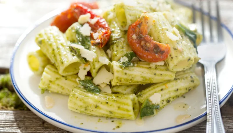 Salade de pâtes avec pesto de basilic et tomates séchées