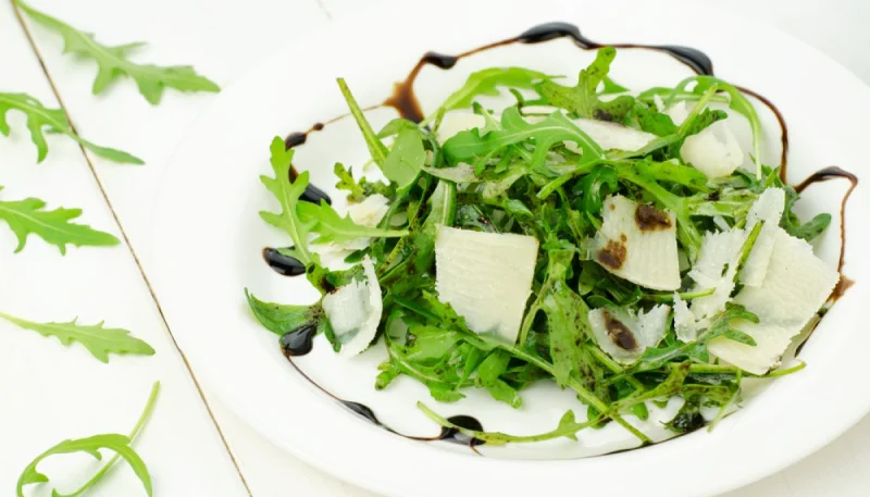 Salade de roquette et parmesan